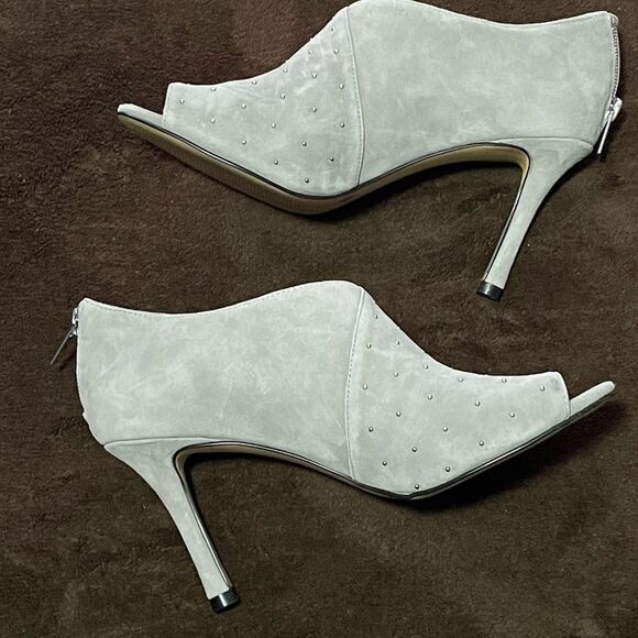 LORD & Taylor grey Genevive peep toe ankle booties size 7 M like new - Picture 1 of 11